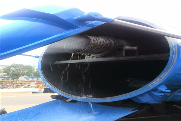 吸污車發(fā)動機(jī)長期積滿污垢，可不可以用水沖洗？  　
