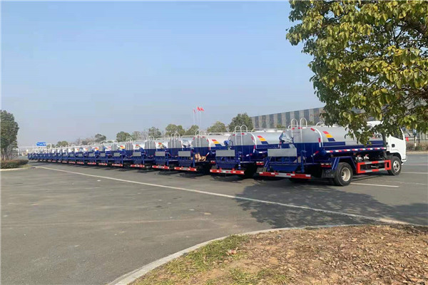 20臺(tái)防疫消毒灑水車遠(yuǎn)赴它國(guó)整裝待發(fā)！祝司機(jī)朋友們一路順風(fēng)，祝異國(guó)朋友用車愉快