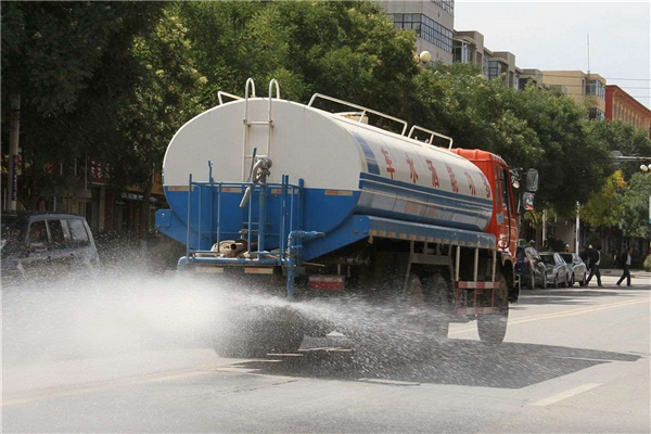 連續(xù)陰雨天氣，空氣濕潤路面潮濕，但為什么灑水車仍舊還要上路作業(yè)