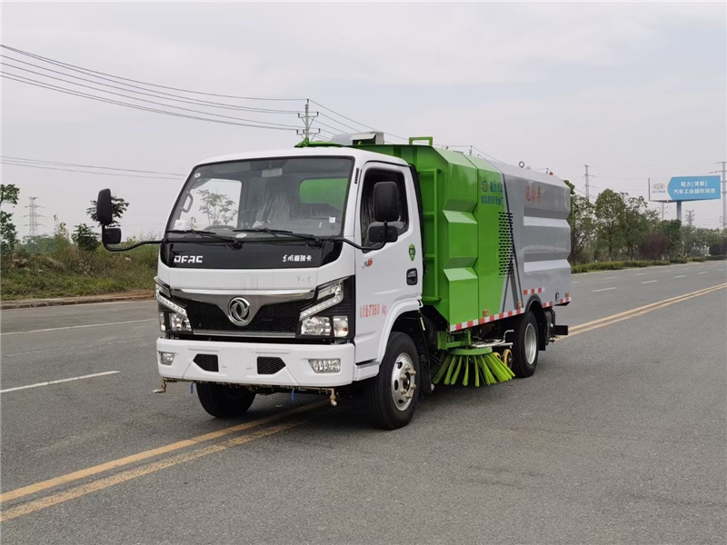 東風(fēng)福瑞卡國六洗掃車有現(xiàn)車，駕駛室內(nèi)一鍵控制，倒車及洗掃狀態(tài)室內(nèi)監(jiān)視器
