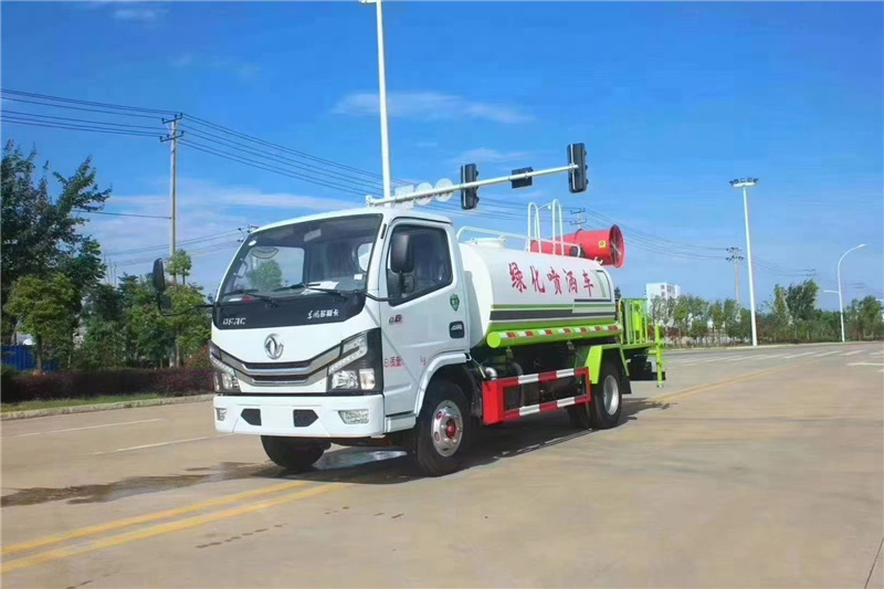 國六5噸霧炮車工地噴霧降塵，廣告牌清洗和公路綠化帶的澆灌、噴藥滅蟲作業(yè)一車多用