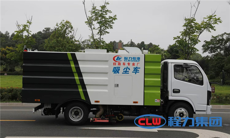 多功能全吸式掃路車是采用技術研制的新產(chǎn)品又名吸塵車，本產(chǎn)品可有效減少粉塵污染，提高空氣質量，降低空氣中可吸入顆粒物的含量