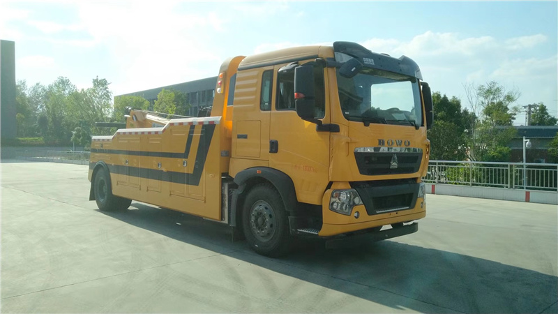 程力清障車現(xiàn)車：國六豪沃單橋拖吊連體清障車已通過國家強制性認證證書，排放標準達到國家環(huán)保要求