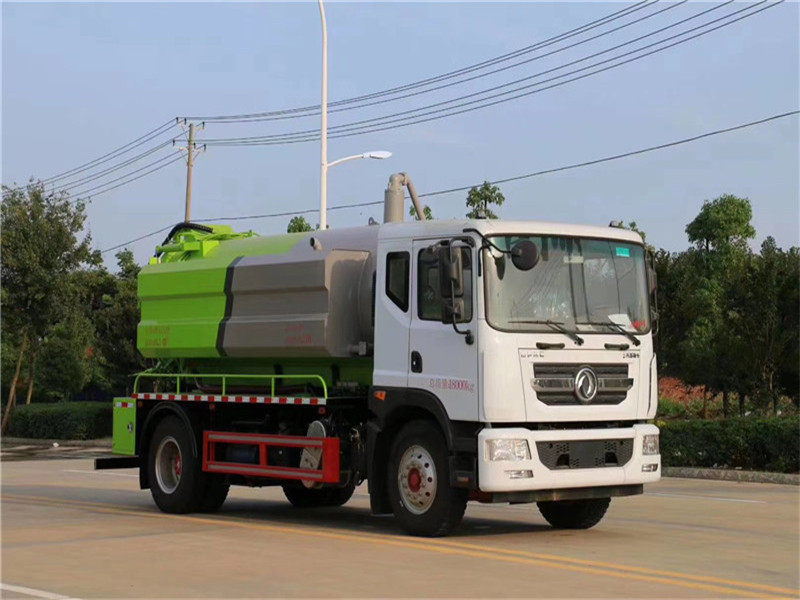 東風(fēng)多利卡吸污車(chē)采用真空吸污系統(tǒng)進(jìn)行機(jī)械化自吸自排操作