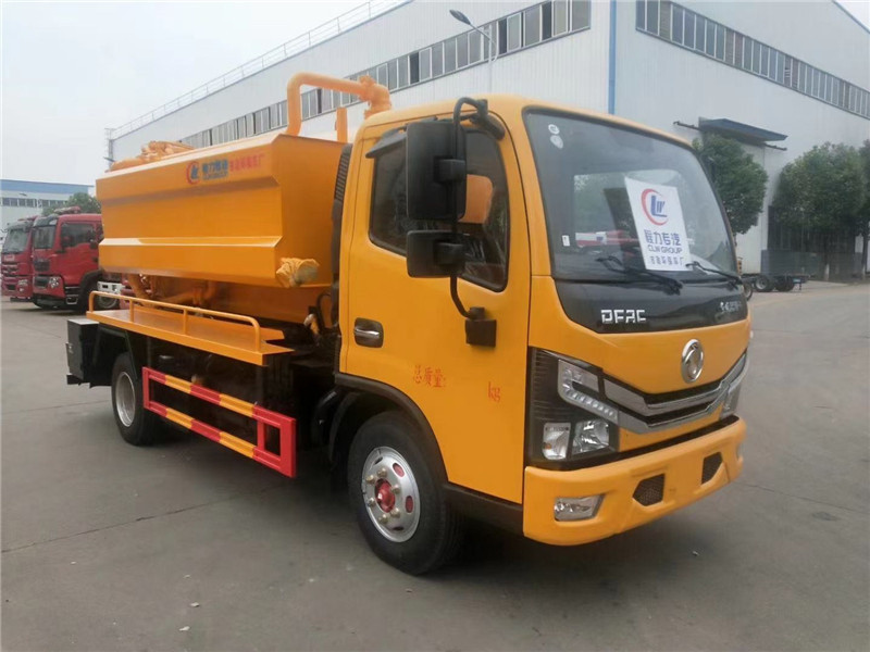 東風(fēng)多利卡高壓清洗吸污車(chē)結(jié)合高壓清洗車(chē)和吸污車(chē)的功能于一身