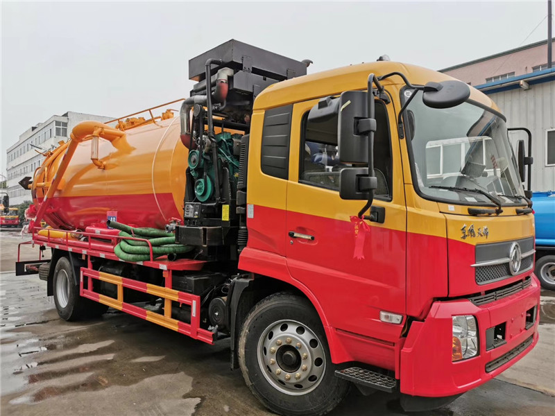東風(fēng)天錦吸污車吸污泵采用山東2BE-204水循環(huán)真空泵，精密度高，吸力大