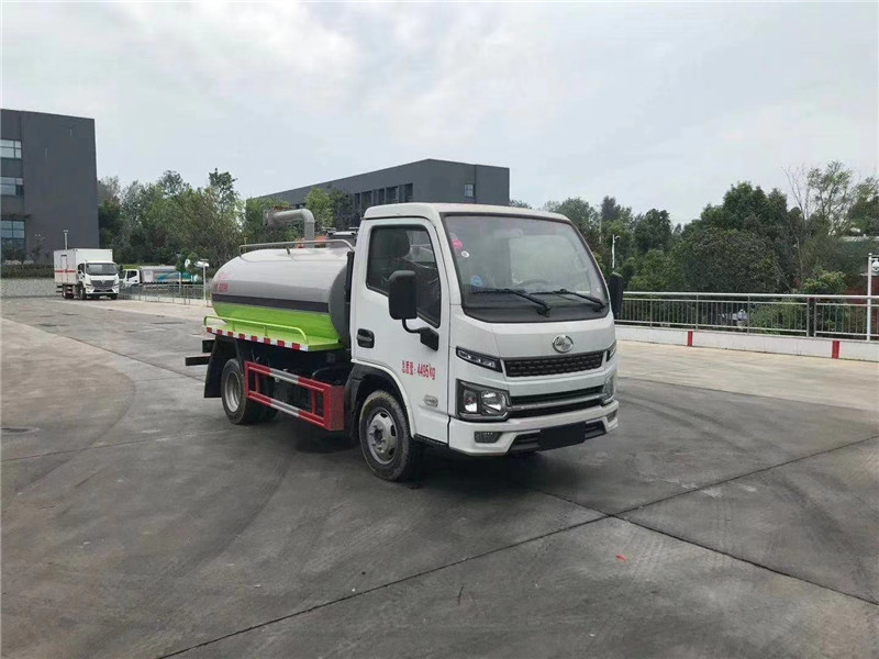 福田時代吸糞車色彩亮麗廣泛適用于各個場合的抽吸、裝運和排卸作業(yè)