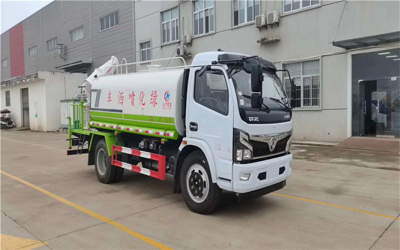 東風(fēng)D9國(guó)六綠化噴灑車(chē)射程遠(yuǎn)、霧粒細(xì)小、覆蓋面積大