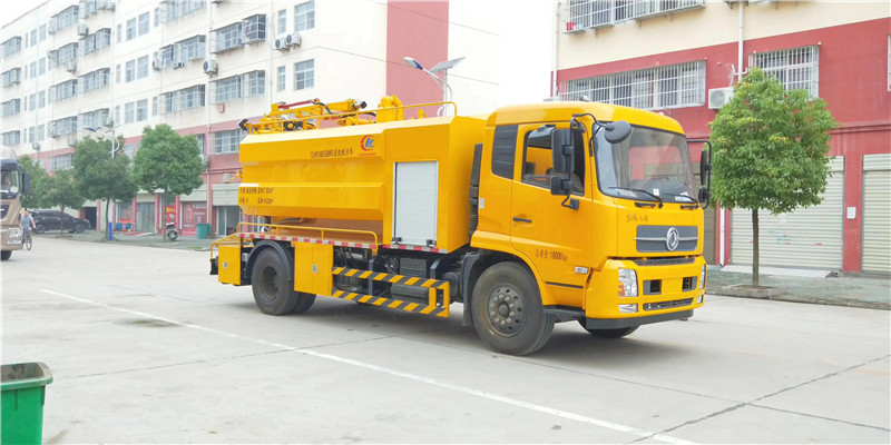 東風(fēng)藍(lán)牌多利卡清洗吸污車能在最快的時間里把車的本錢賺回來