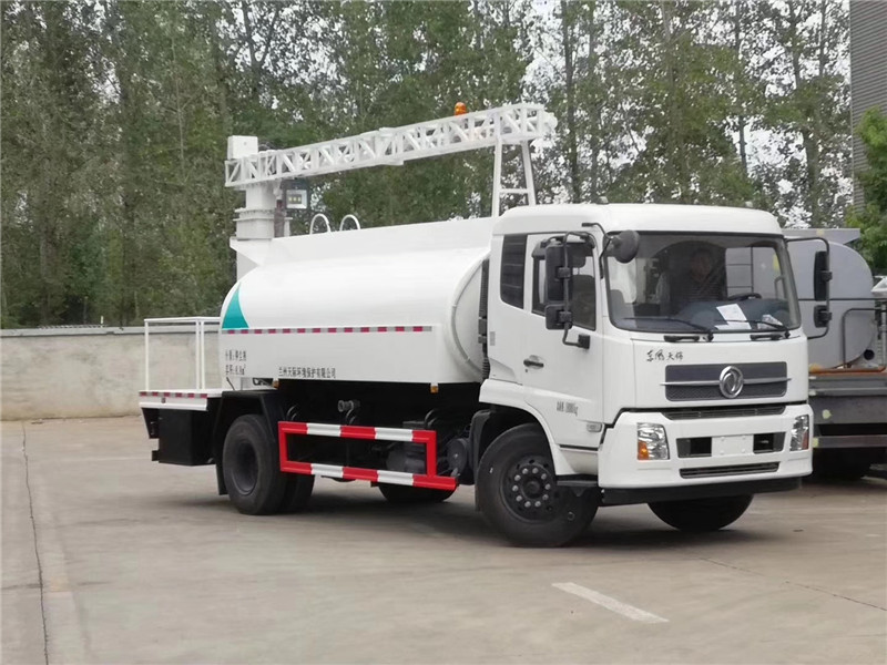 東風(fēng)天錦多功能抑塵車通過(guò)運(yùn)煤列車自動(dòng)噴灑系統(tǒng)，有效防止揚(yáng)塵