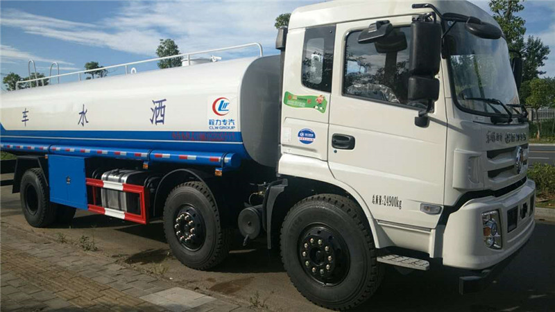 東風(fēng)D6多利卡5噸灑水車(chē)可全方位旋轉(zhuǎn)，沖洗高大樹(shù)木