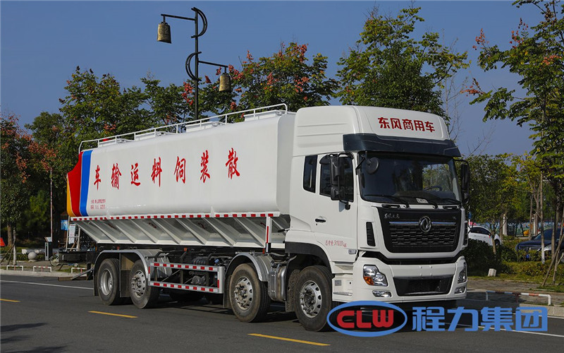 東風(fēng)天錦三軸散裝飼料運(yùn)輸車(chē)結(jié)構(gòu)簡(jiǎn)單，操作方便靈活，易維修保養(yǎng)