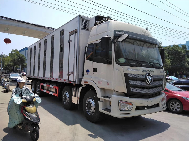 東風(fēng)天龍畜禽運(yùn)輸車(chē)減少死亡率，提高運(yùn)輸效率，自動(dòng)化程度高