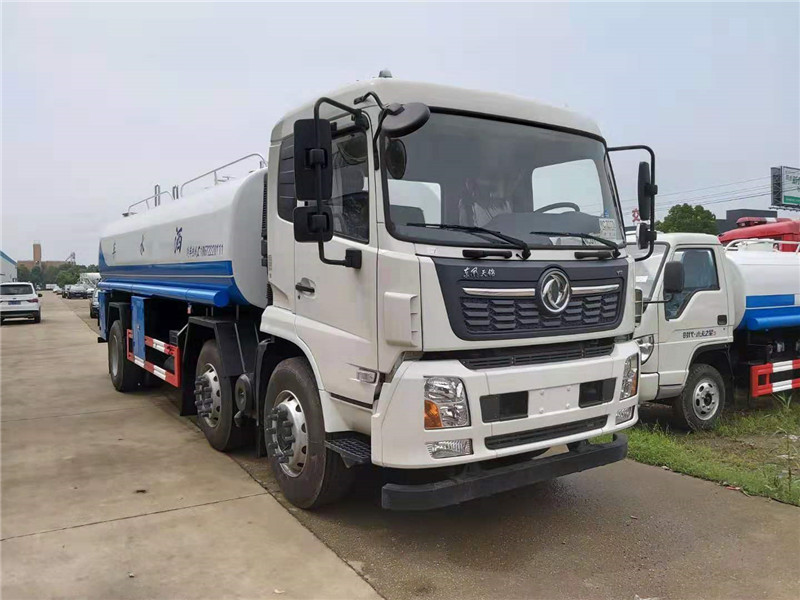 東風(fēng)D9灑水車很霸氣，賞心悅目，有氣吞山河之勢