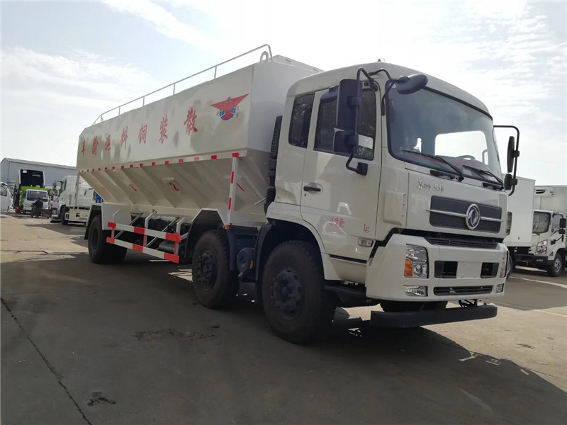 東風(fēng)天錦小三軸散裝飼料運(yùn)輸車性能可靠、輸送量大、操控方便