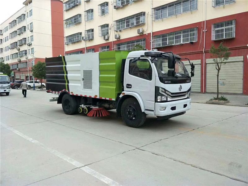 東風(fēng)天龍后八輪洗掃車配備全自動(dòng)液壓操控系統(tǒng)，360度無(wú)死角