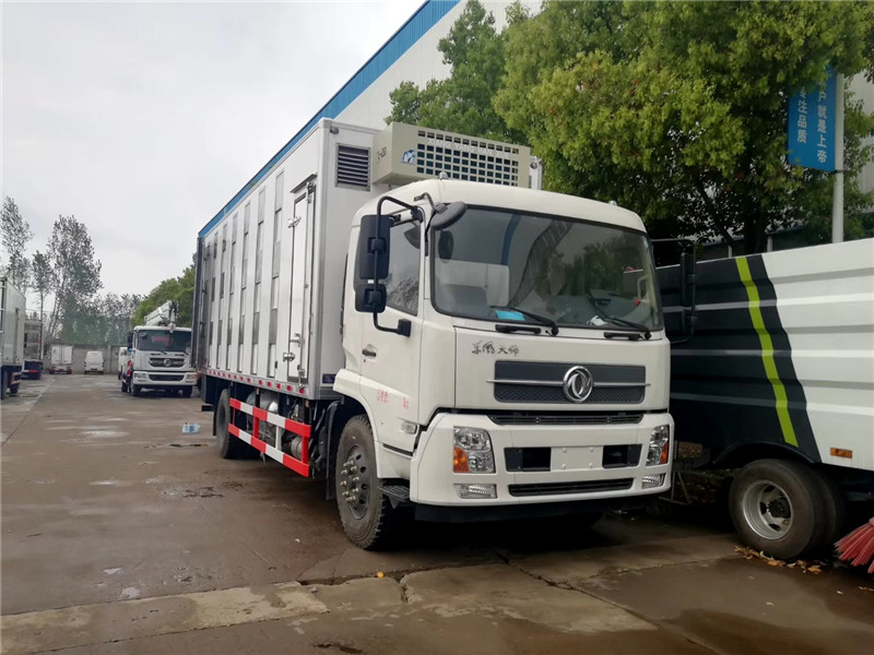 東風(fēng)D9多利卡雛禽運輸車通過液壓系統(tǒng)自動展開形成進出箱體的通道