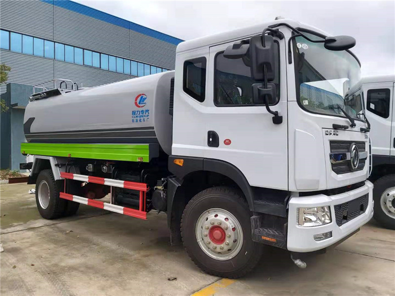 東風多利卡8方灑水車采用高壓氣體試漏檢測，強度高，重心穩(wěn)