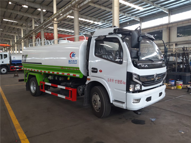 東風(fēng)御虎霧炮車霧炮采用20KW柴油發(fā)電機(jī)，噴灑效果極好