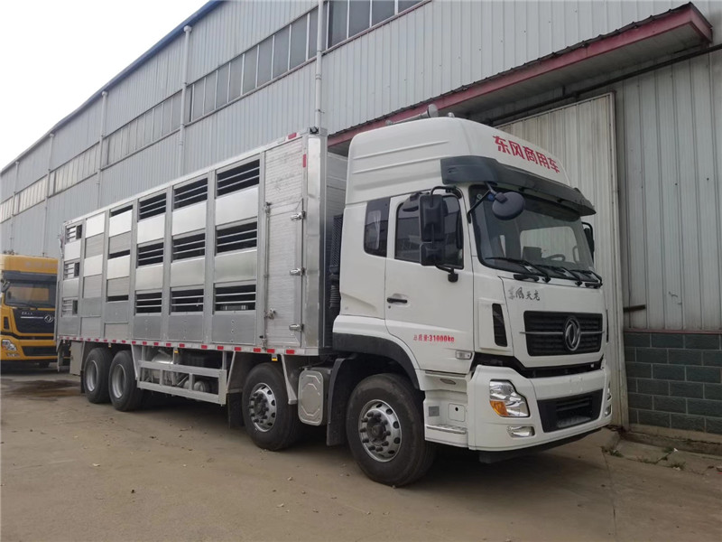 東風(fēng)天龍畜禽運(yùn)輸車(chē)配備空氣過(guò)濾系統(tǒng)，有效過(guò)濾病原體傳播媒介物