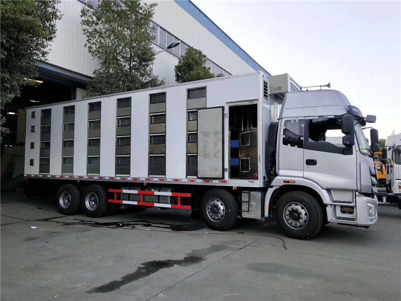 東風(fēng)天龍畜禽運輸車外形美觀、整體輕、強度高、無滲漏