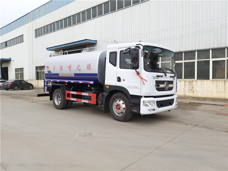 重汽后八輪灑水車采用高效射流風(fēng)機風(fēng)幕技術(shù)，霧粒附著力強