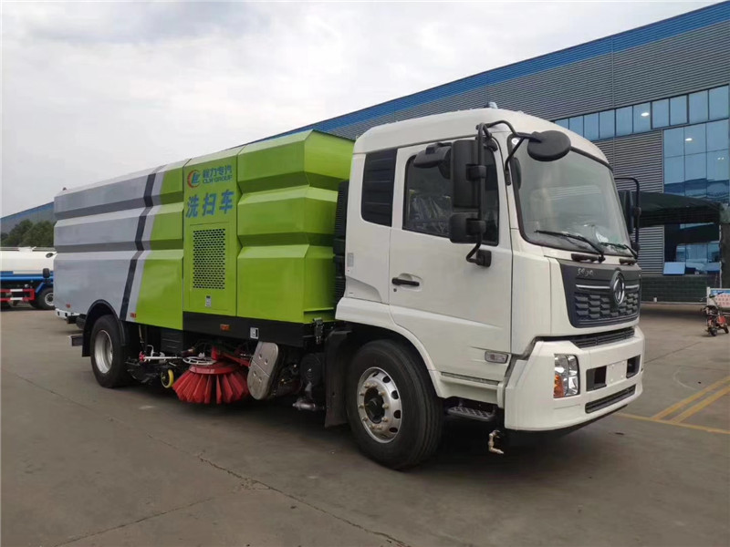 東風(fēng)多利卡國六掃路車轉(zhuǎn)場作業(yè)通過性好，采用吸掃混合的方式收集垃圾