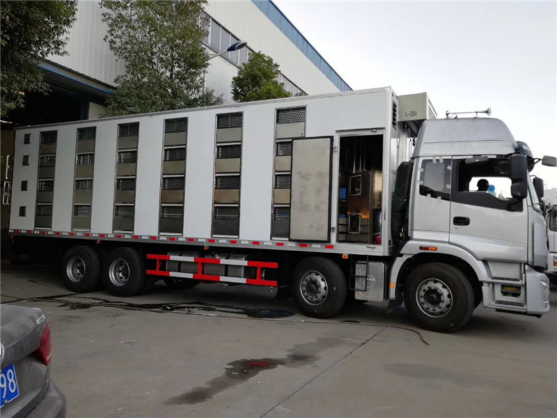 東風天龍散裝飼料運輸車性能可靠、輸送量大、操控方便、機動性強