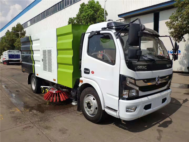 東風天錦國六洗掃車可實現(xiàn)對道路路面、道路側(cè)石上平面洗掃