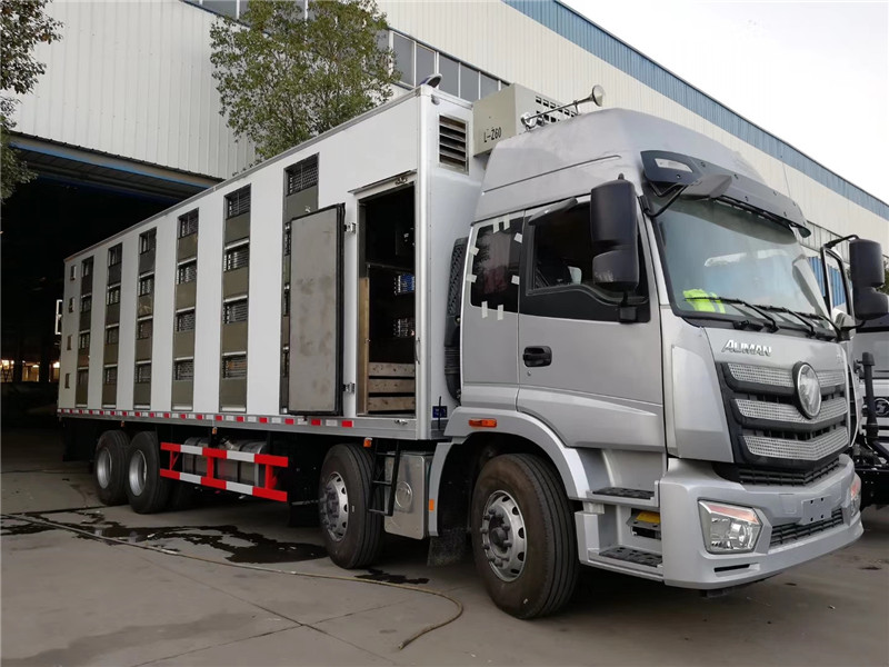 東風(fēng)天龍畜禽運(yùn)輸車采用東風(fēng)天龍D310高頂帶臥駕駛室