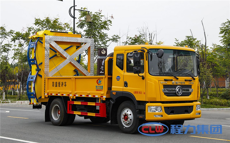 東風(fēng)D9防撞緩沖車較大限度地降低被保護(hù)人員及設(shè)備遭到碰撞的幾率