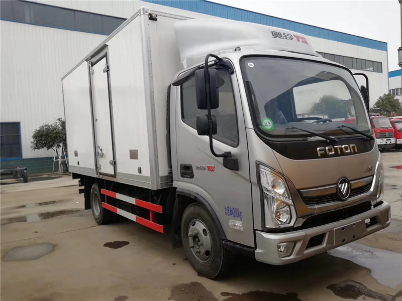 東風(fēng)多利卡冷藏車廂體采用真空吸附、液壓吸附一體成型生產(chǎn)線制造