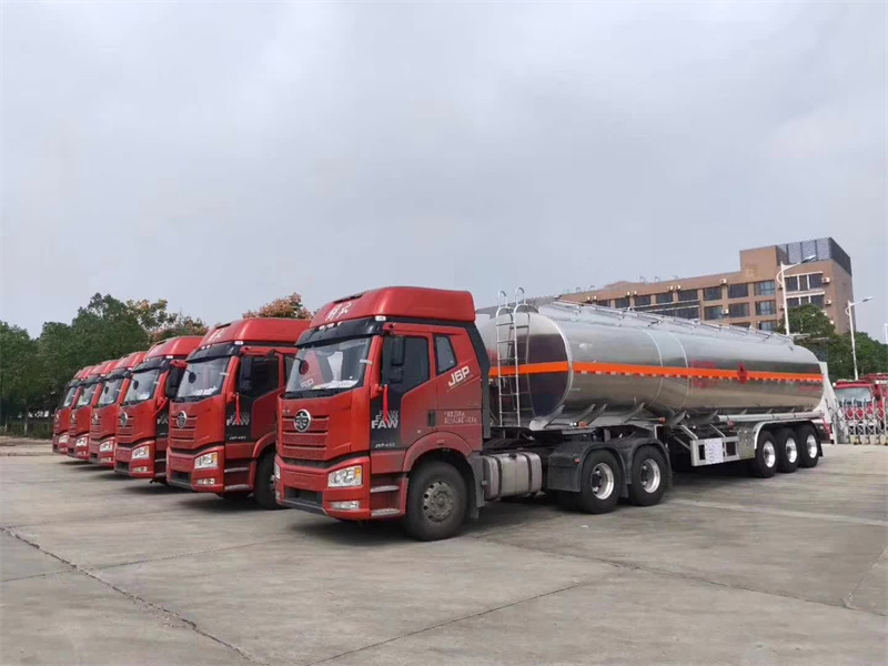 解放J6P460馬力，標(biāo)載33噸鋁合金半掛運(yùn)油車茂名批量發(fā)車