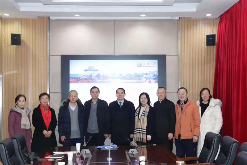 程力集團向武漢大學(xué)捐贈兩臺新能源掃地車交車儀式