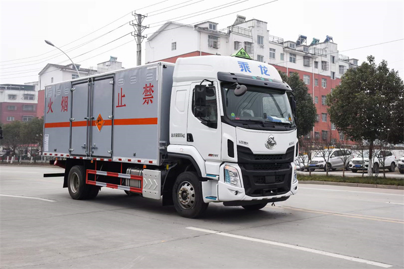 東風(fēng)柳汽10.7噸危險(xiǎn)品廂式車