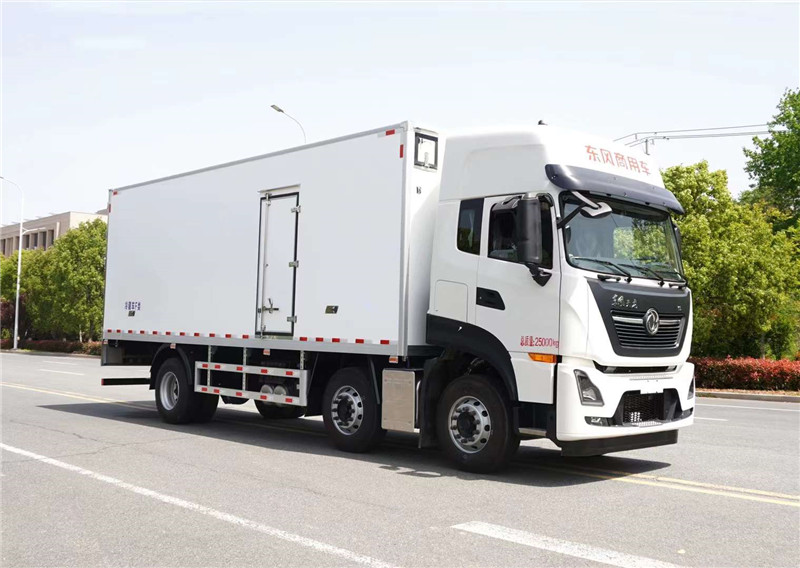 國(guó)六東風(fēng)天龍KL小三軸7.6米冷藏車(chē)