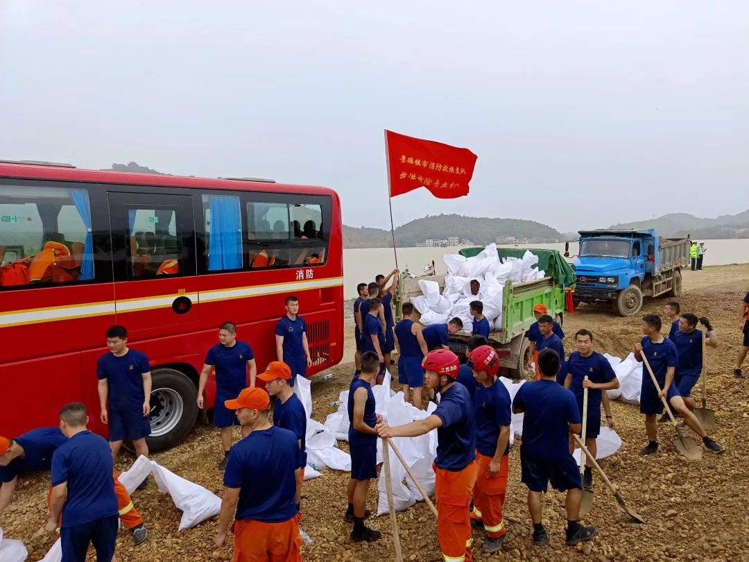 惡劣天氣垃圾清運車、吸污車、搶險救援車來幫忙