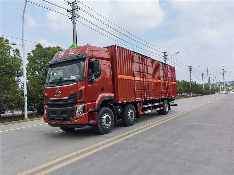 東風(fēng)柳汽小三軸9.6米危險(xiǎn)品運(yùn)輸車