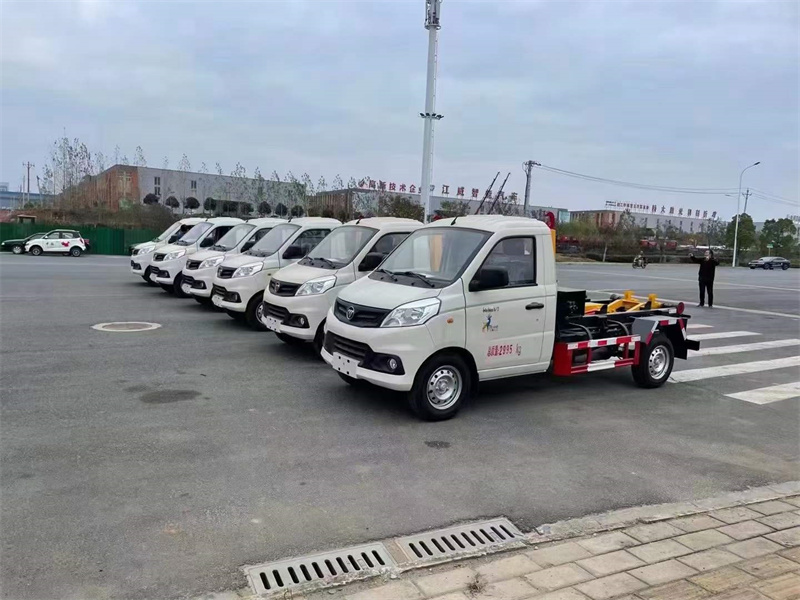 云南楚雄人民政府采購的6輛勾臂垃圾車準時發(fā)車