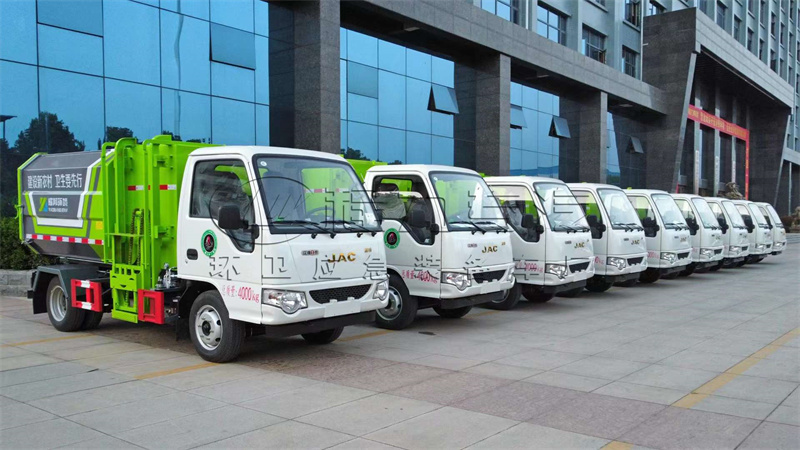 江淮側裝掛桶壓縮垃圾車批量發(fā)往廣東